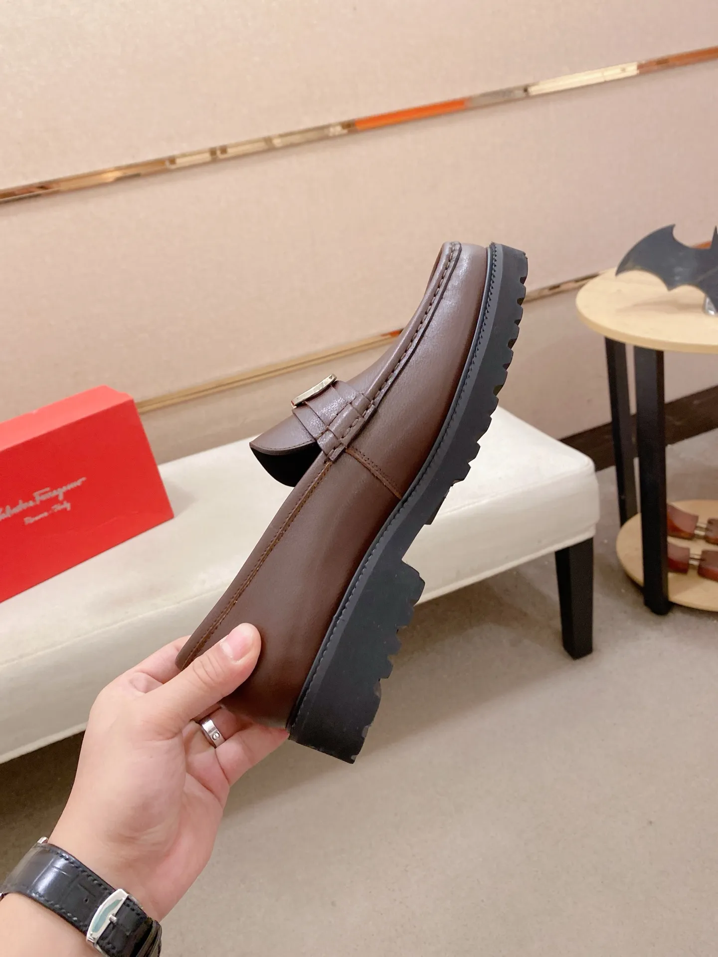 Men's shoes💰: 560💰 High version Ferragamo quality! 🆕🆕Exclusive hot-selling products in stock🔥🔥New products on the shelves, high-quality shoes, high-end driving shoes, with complete packaging! 💪 💪 Material: imported patented cowhide 🐂 + imported high-quality water-dyed cowhide lining + wear-resistant outsole 👍🏻👍🏻 Features: high-end and comfortable, purely handmade 🚀 🚀 Create the perfect shoes that suit you best 🔥 🔥 Size: (38-44) Can be customized 45 non-returnable!